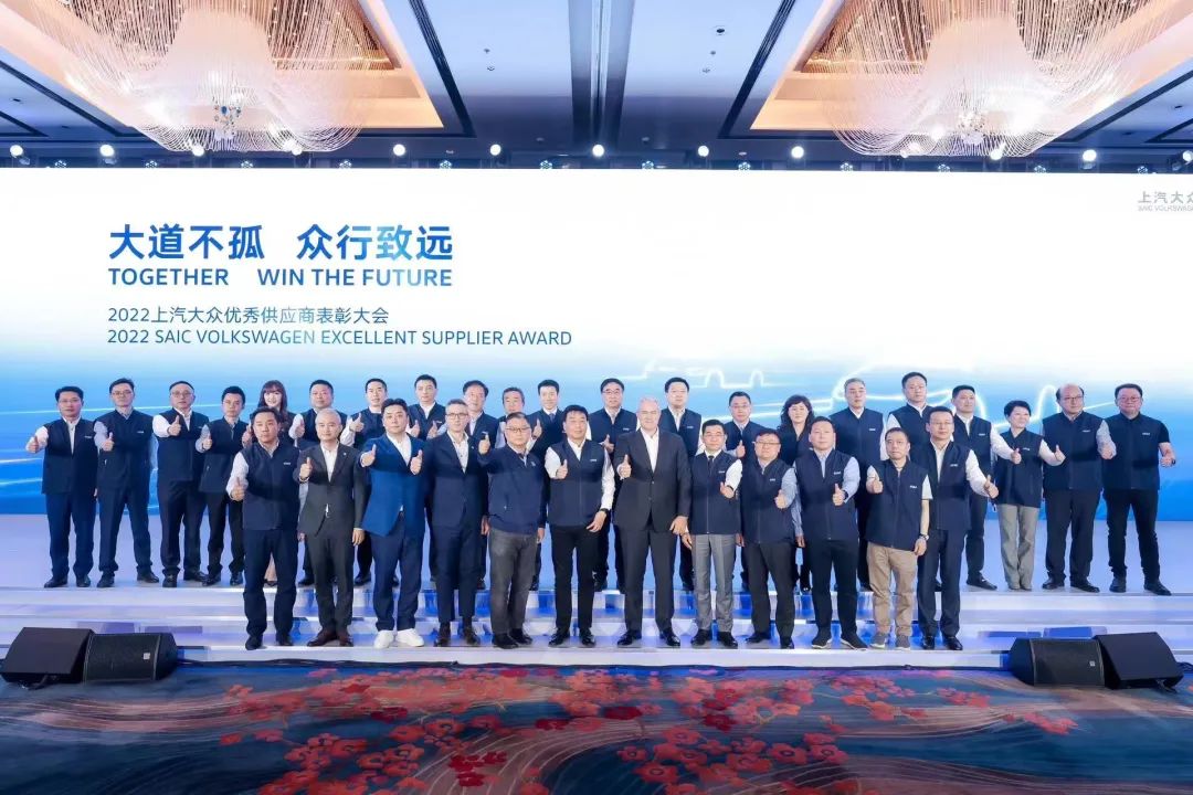 上汽问鼎国际荣获上汽公共“优良服务阐发奖”